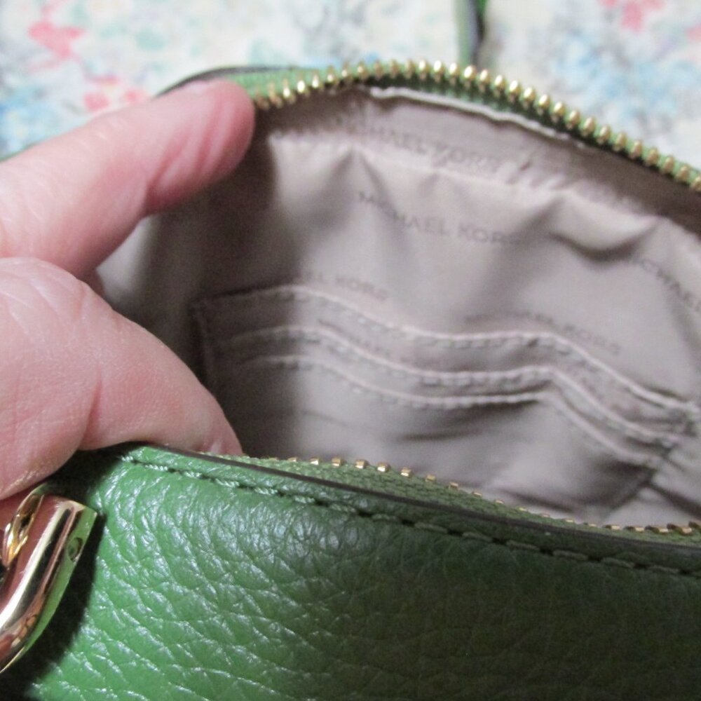 P526-NWOT Michael Kors Green Pebble Flower Rivet Strap Crossbody - Picture 6 of 10